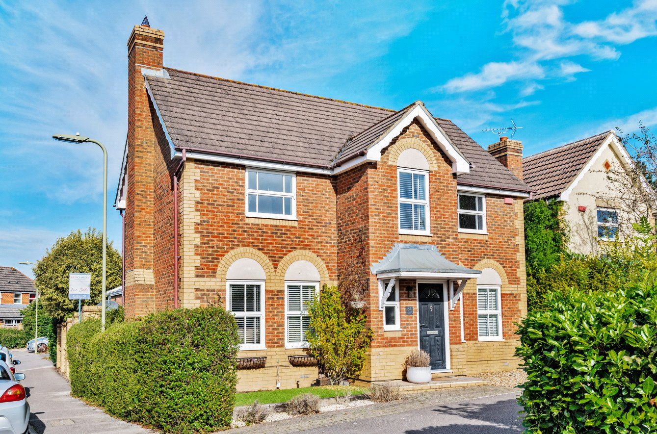 4 bed country house for sale in Jessett Drive, Church Crookham