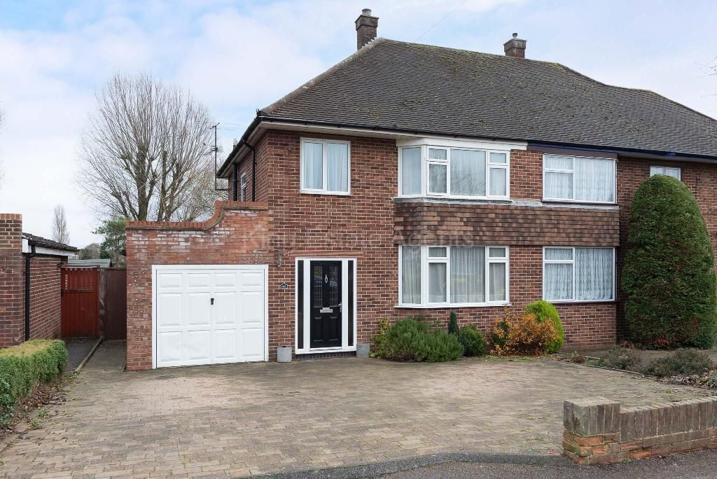 3 bed semidetached house for sale in Shenley Road, Bletchley