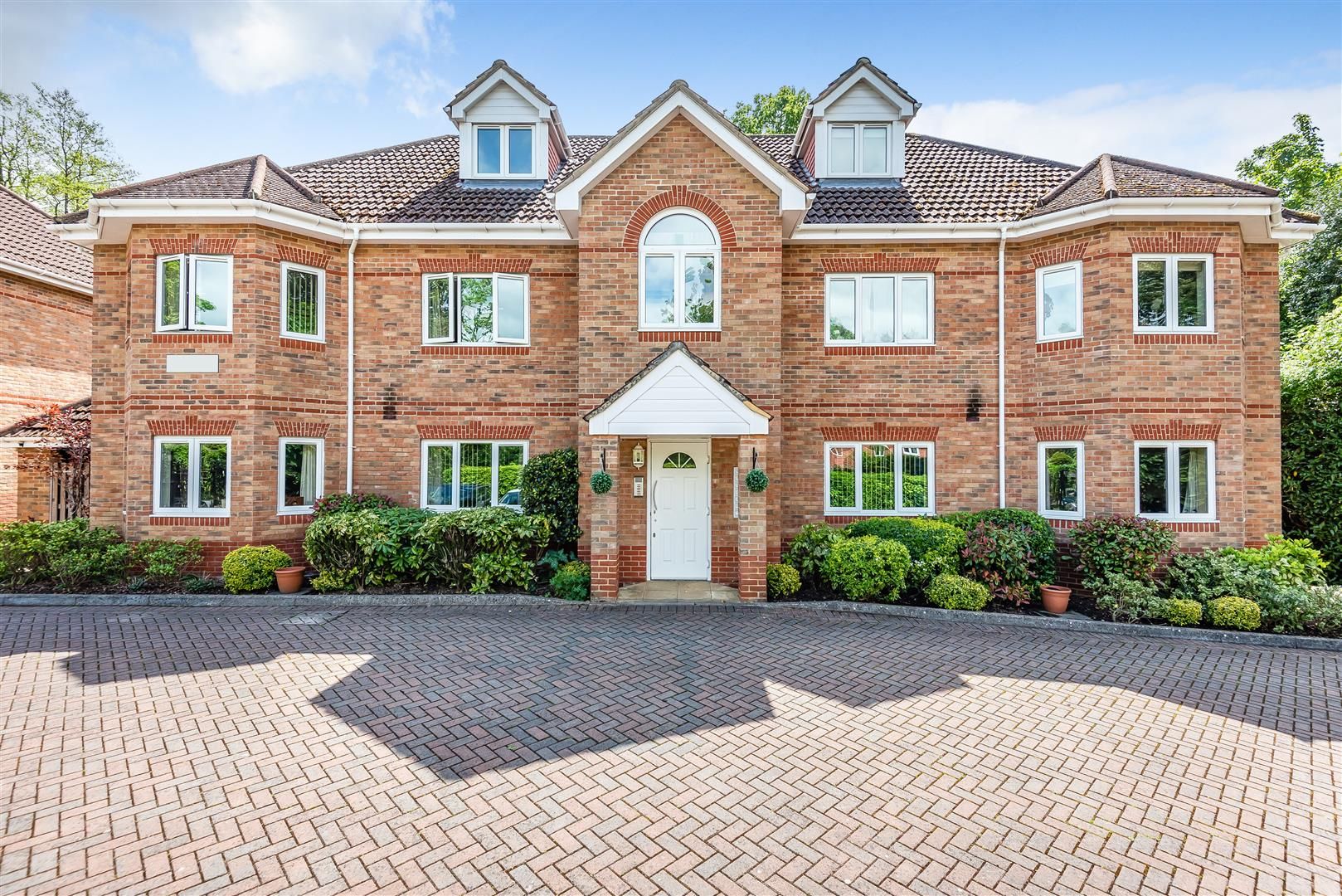 2 bed flat for sale in Dukes Ride, Crowthorne, Berkshire RG45 Zoopla
