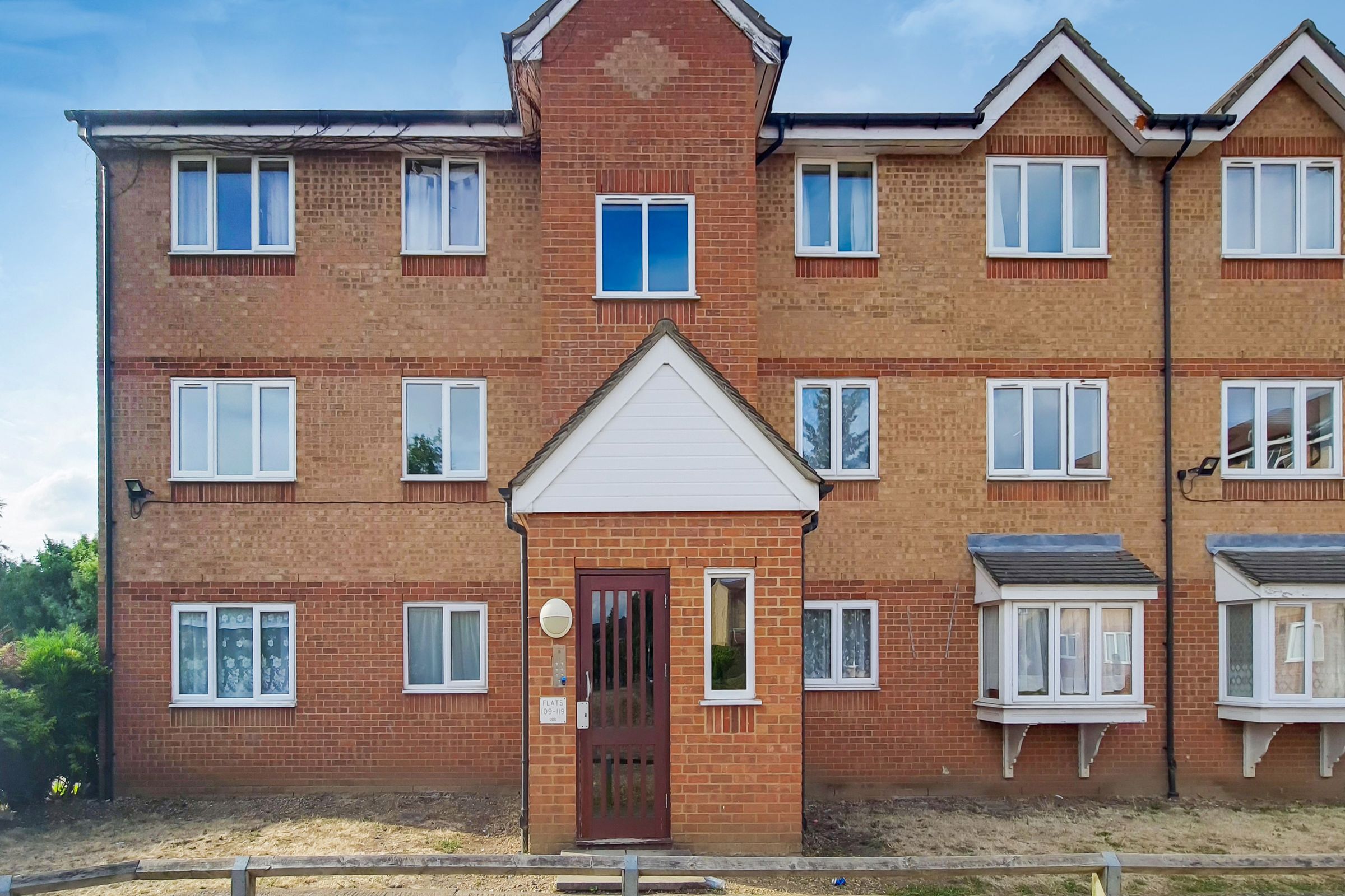 Serviced flat for sale in Express Drive, Goodmayes, Ilford IG3 Zoopla