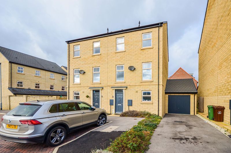 4 bed semidetached house for sale in 49 Seals Drive, Ackworth