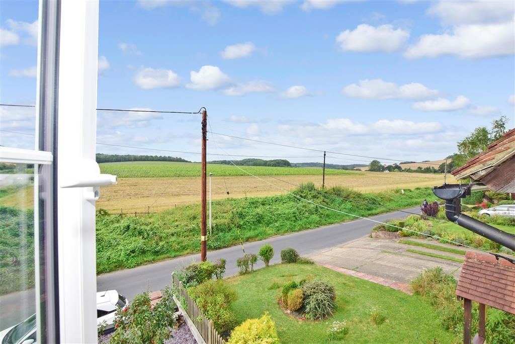 3 bed semidetached house for sale in Bush Road, Cuxton, Rochester