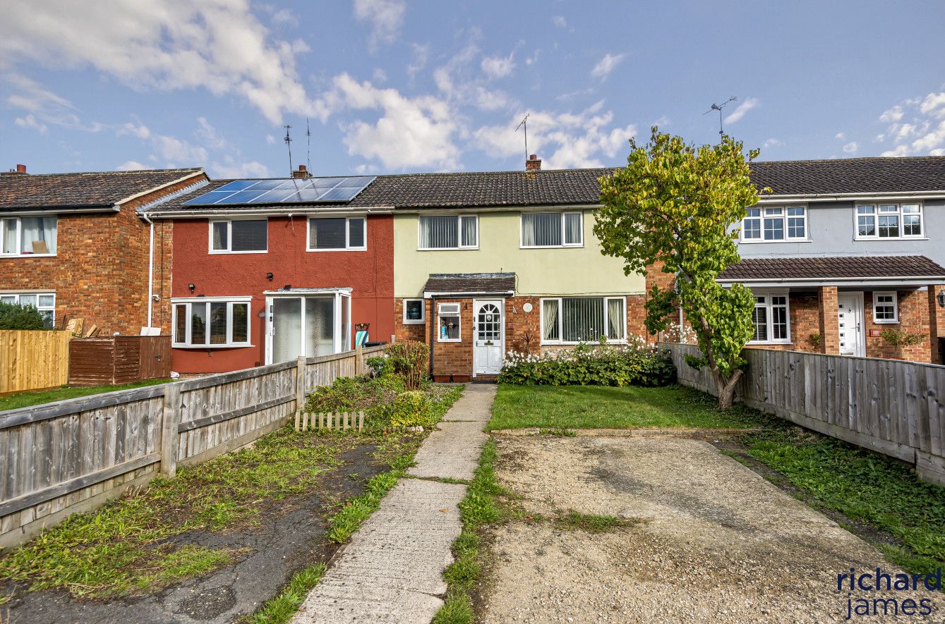 3 bed terraced house for sale in Queens Drive, Park South, Swindon