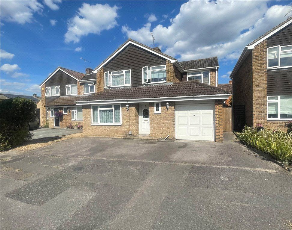 4 bed detached house for sale in Falcon Way, Yateley, Hampshire GU46