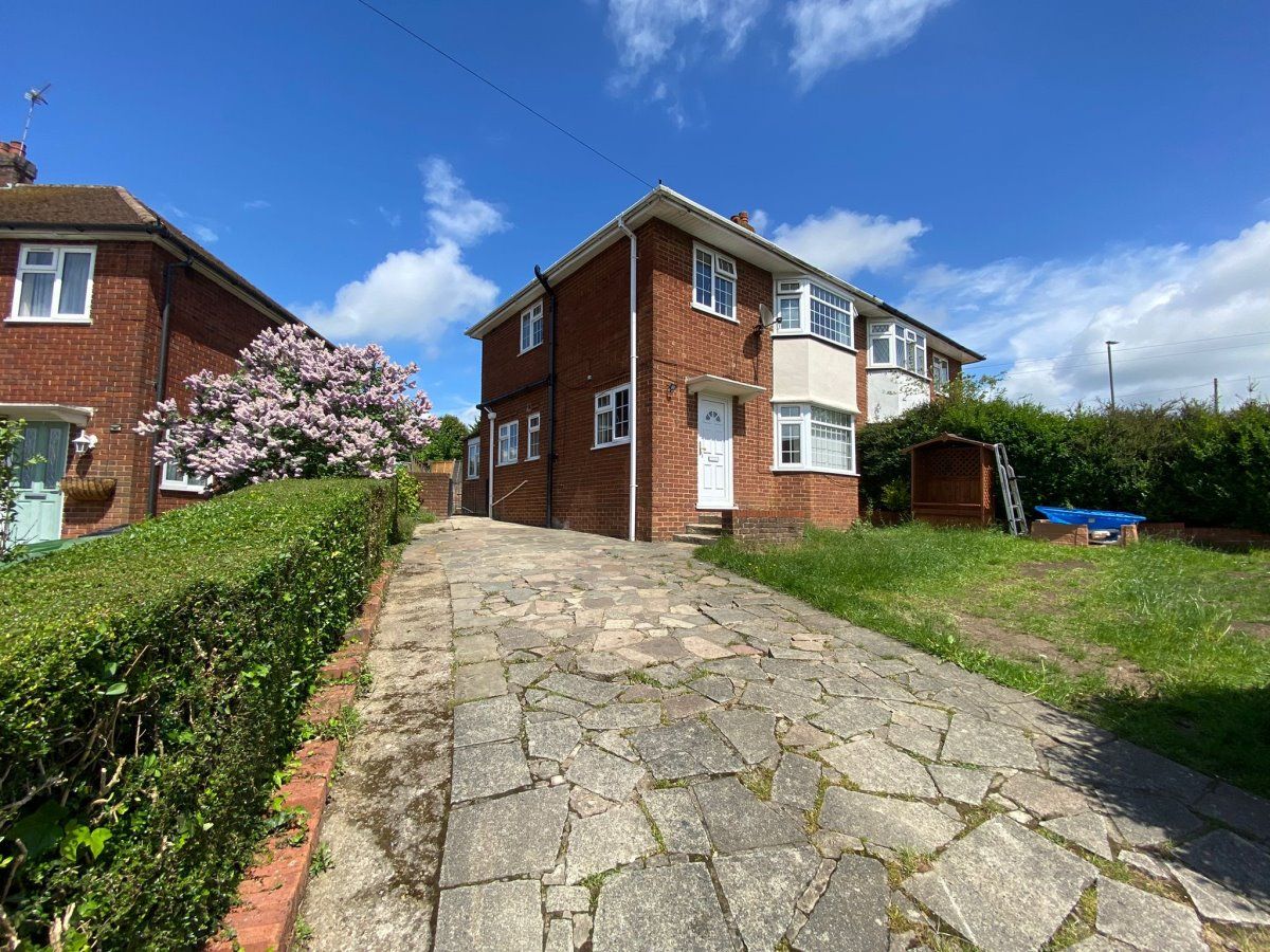 3 bed semidetached house to rent in Hillary Road, High HP13