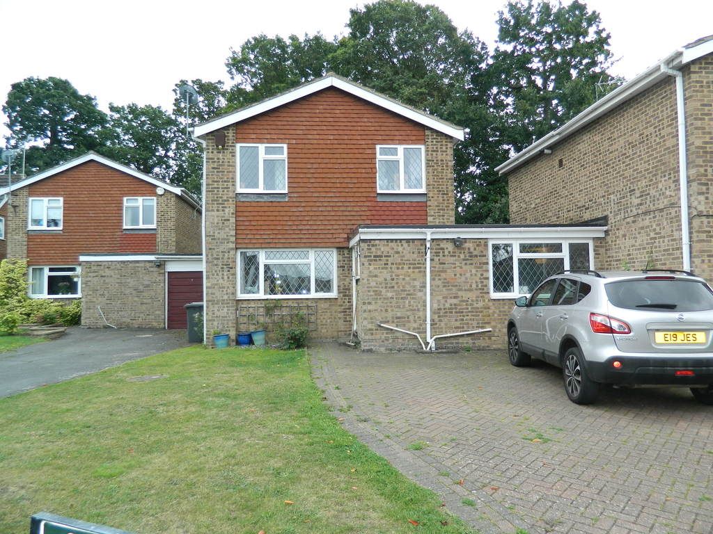 3 bed detached house to rent in Somersby Crescent, Cox Green