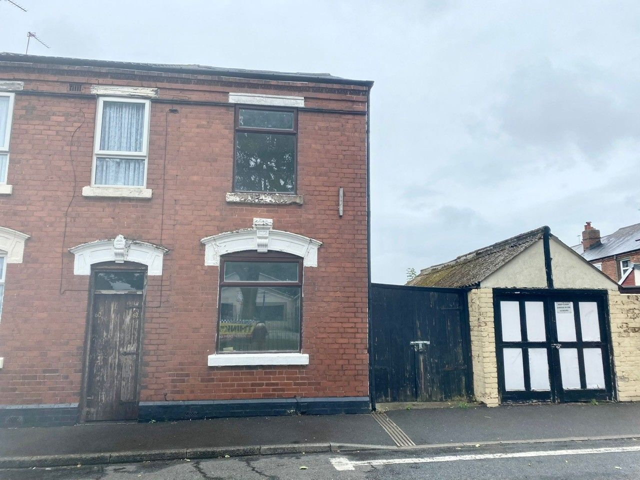 3 bed end terrace house to rent in Bernard Street, West Bromwich B71