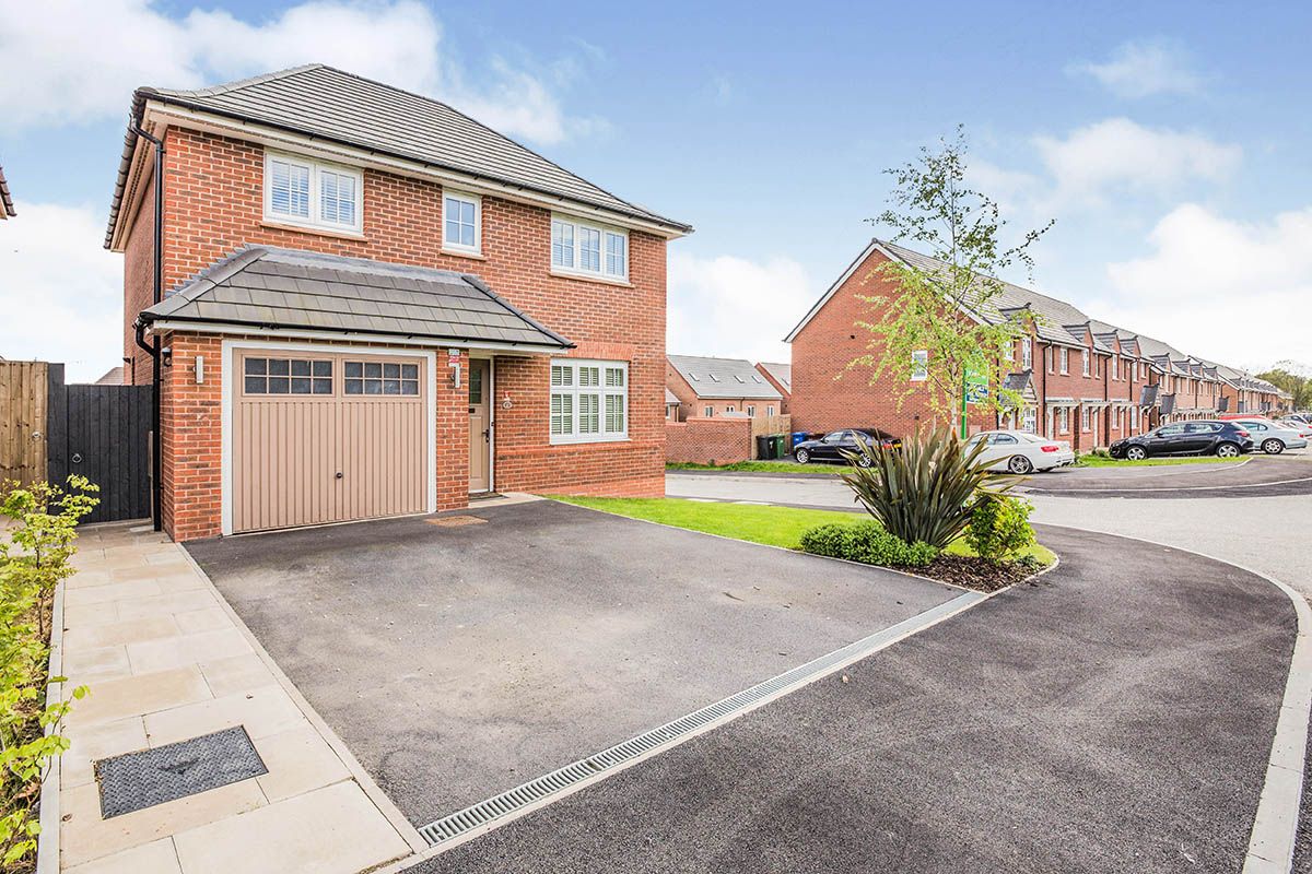 4 bed detached house for sale in North Fold Close, Tyldesley
