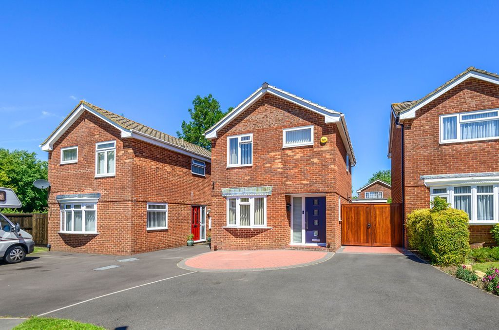 3 bed detached house for sale in Barkstead Close, Freshbrook, Swindon