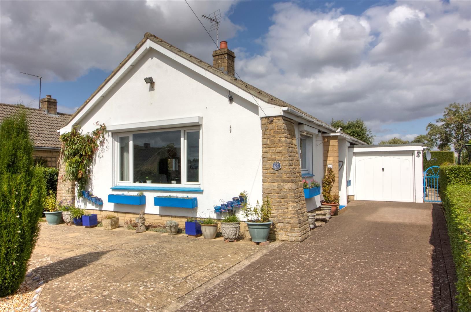 3 bed detached bungalow for sale in Mere Avenue, Hullavington
