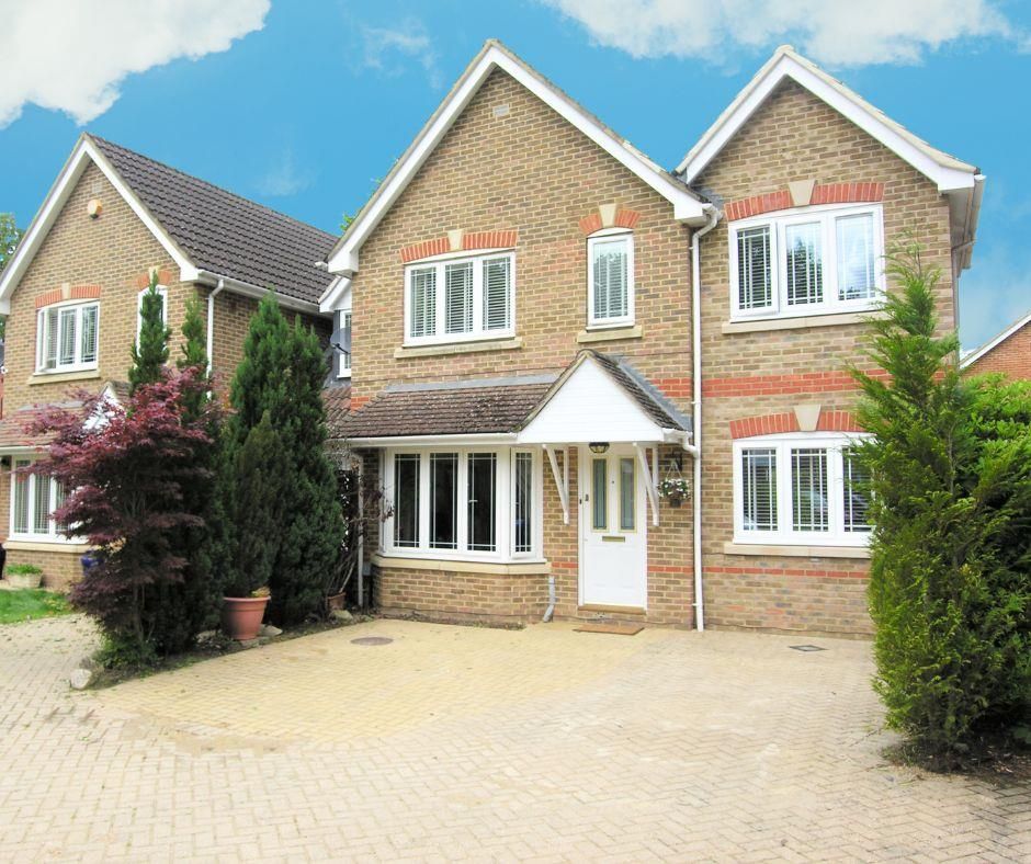 4 bed linkdetached house for sale in Cavell Way, Knaphill, Woking GU21