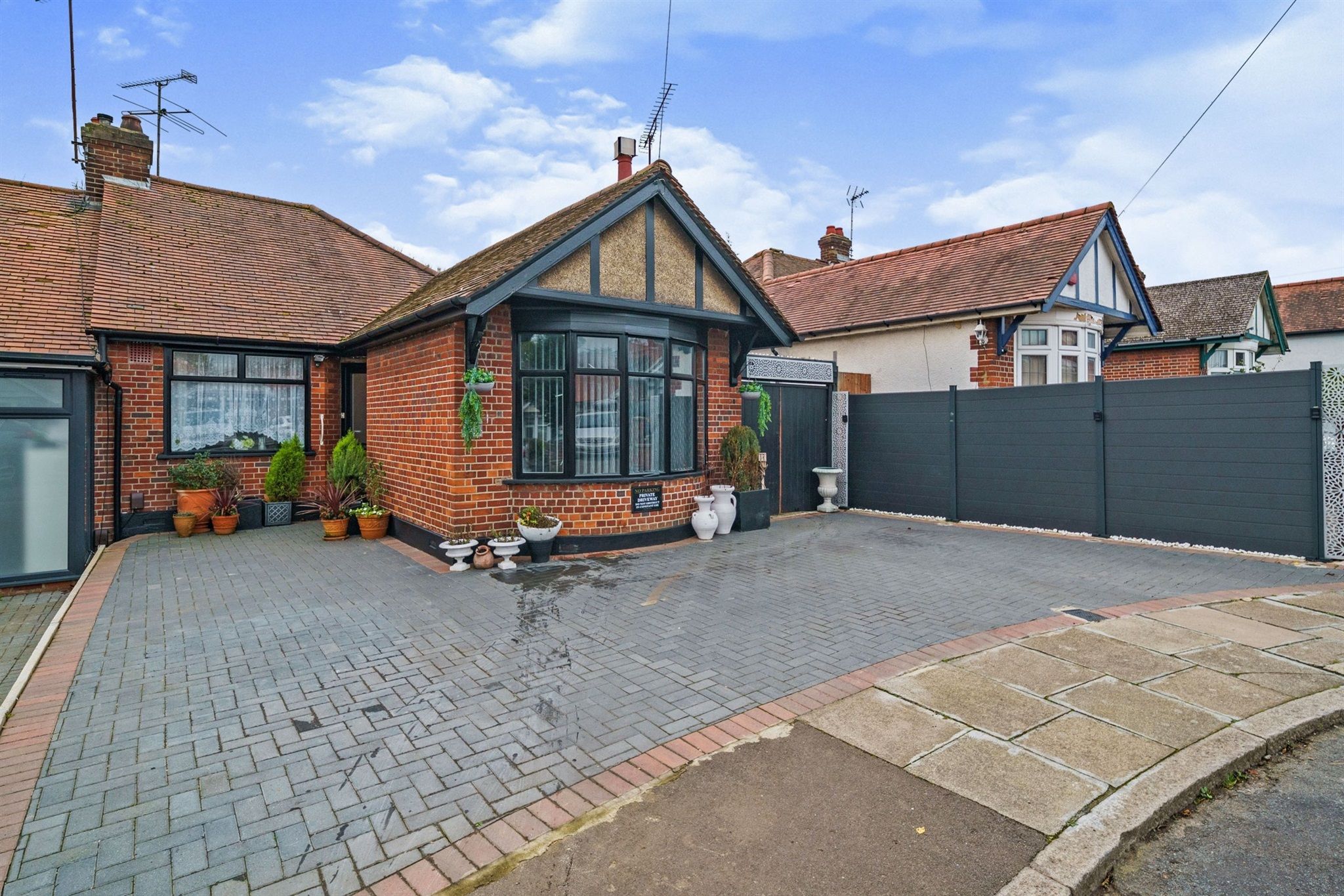 3 bed semidetached bungalow for sale in Humberstone Close, Luton LU4