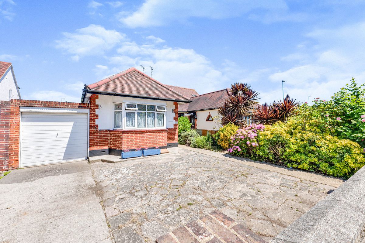 2 bed semidetached bungalow for sale in Highlands Boulevard, LeighOn