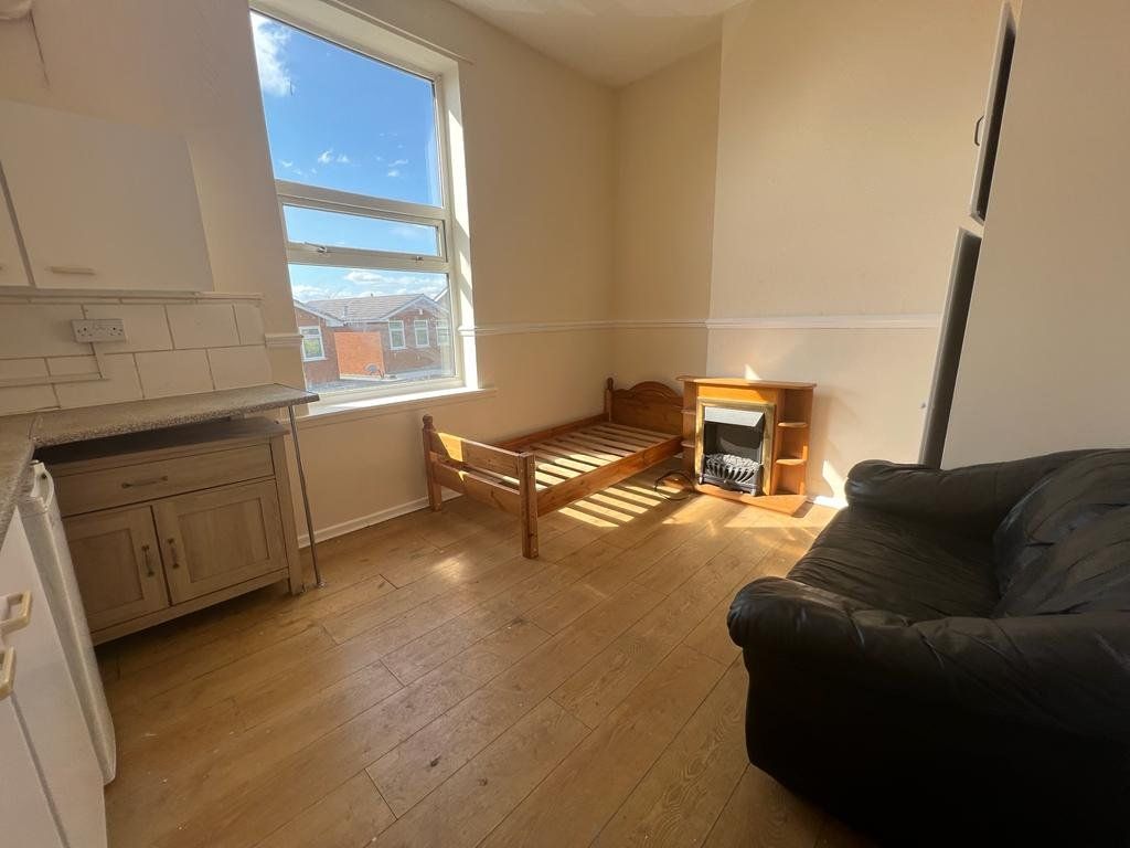 1 bed flat to rent in Church Street, Gornal Wood, Dudley, West Midlands