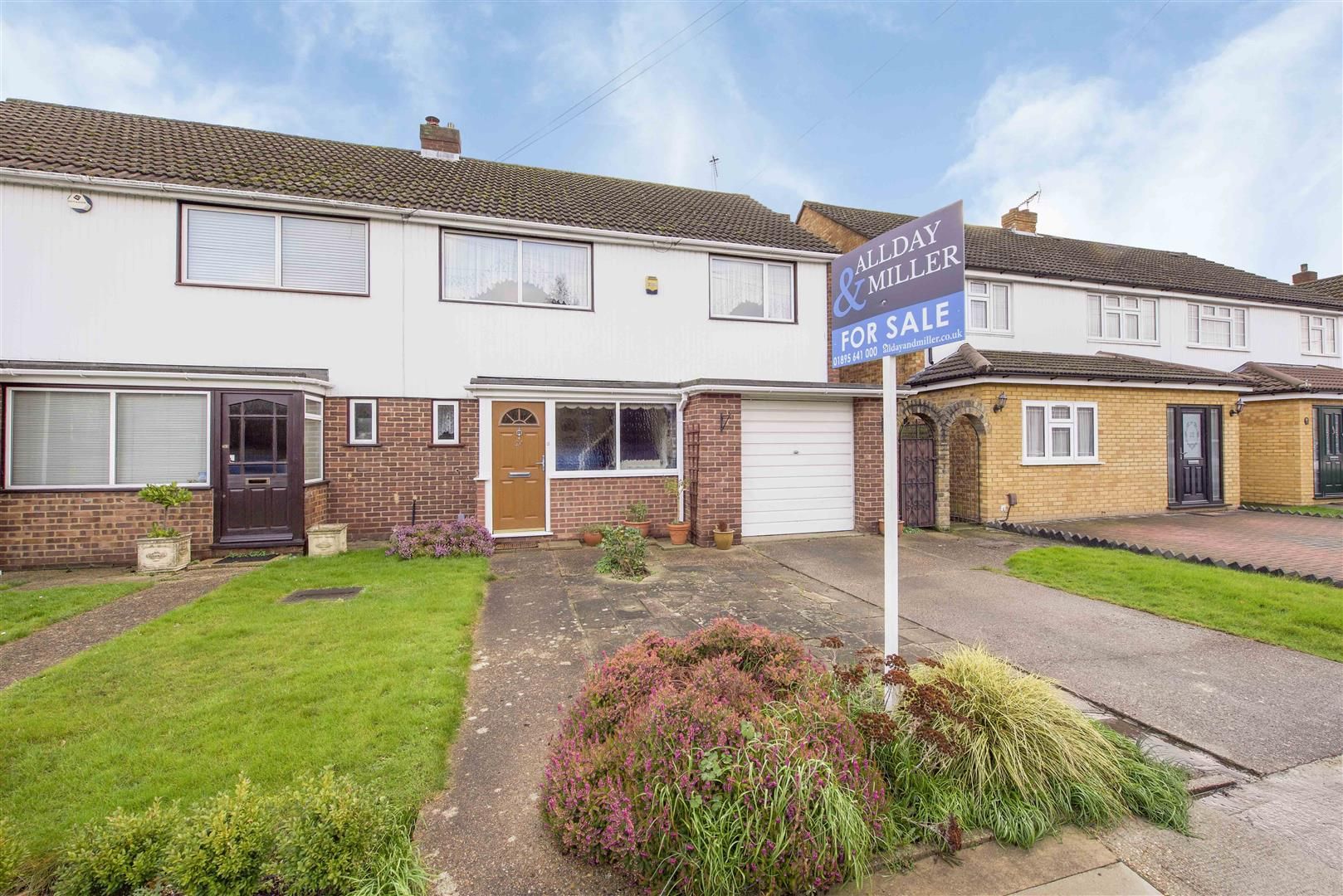 4 bed semidetached house for sale in Orchard Drive, Cowley, Uxbridge