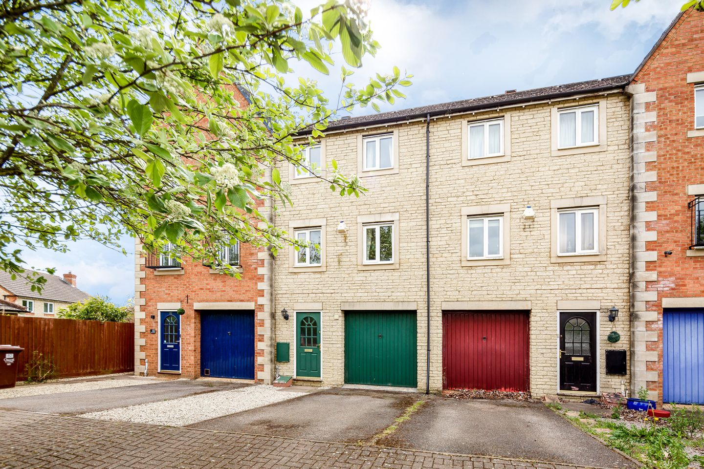 3 bed town house for sale in Lucerne Avenue, Bicester OX26 Zoopla