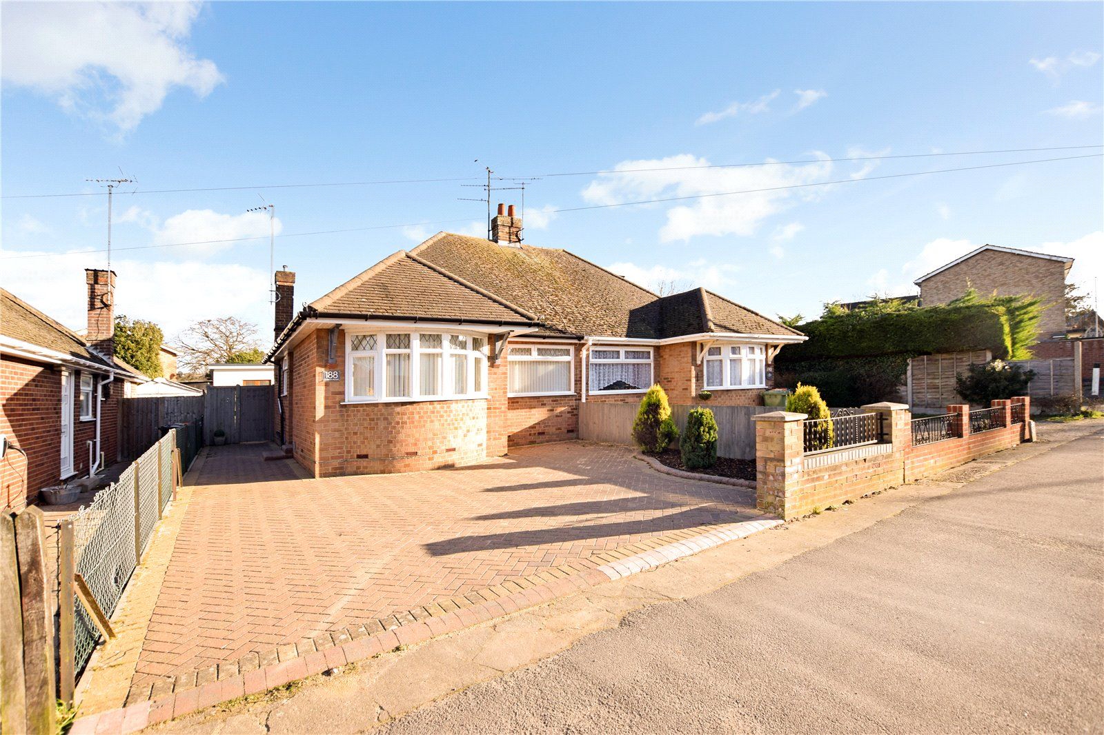 2 bed bungalow for sale in Chiltern Road, Dunstable, Bedfordshire LU6