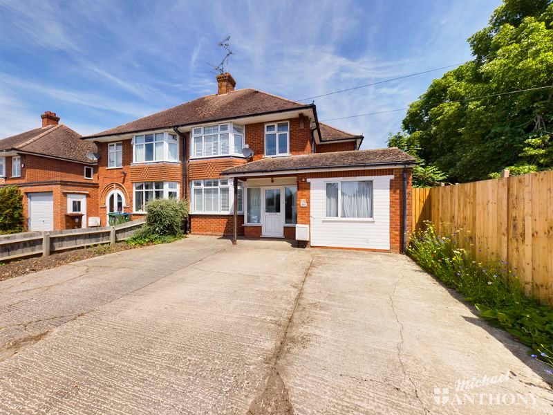 4 bed semidetached house for sale in Broughton Avenue, Aylesbury HP20