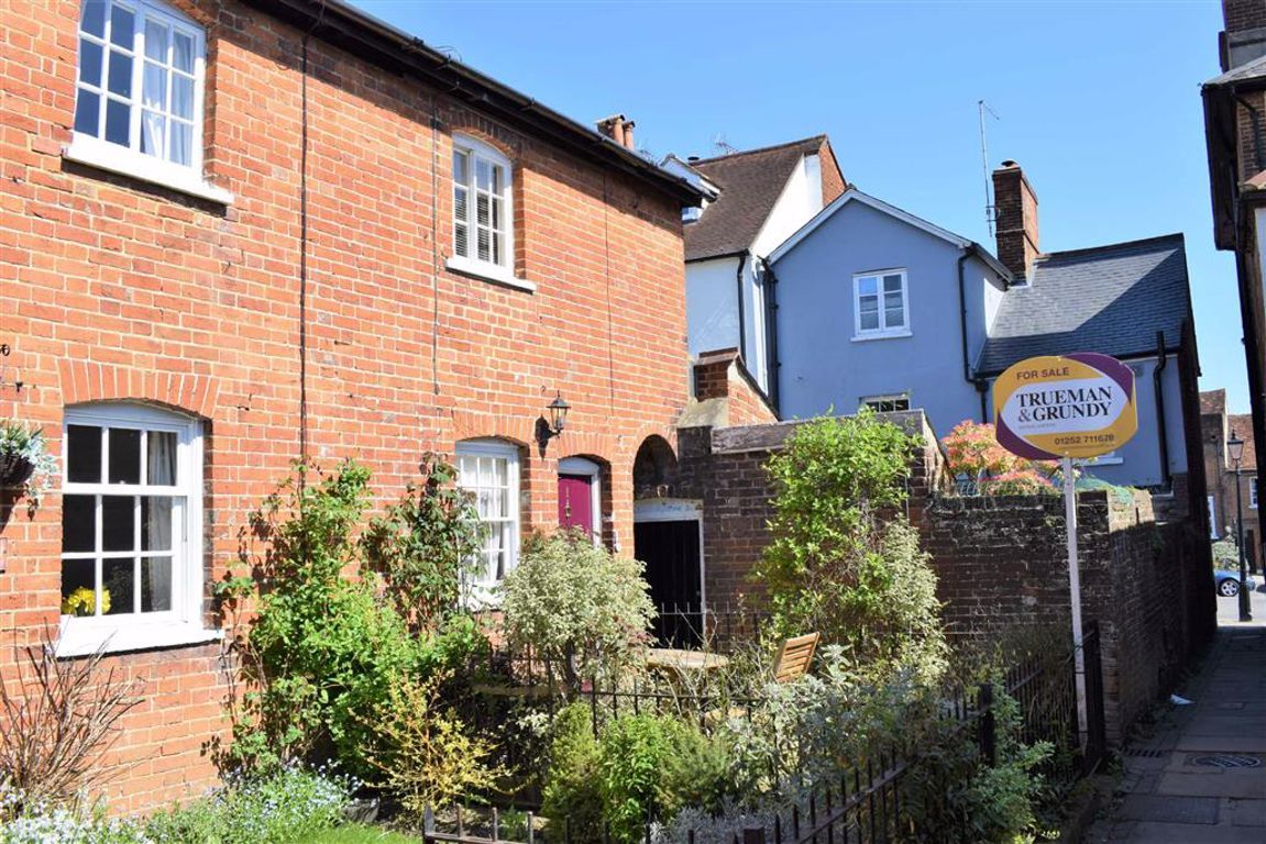 Lowndes Buildings, Farnham, Surrey GU9  