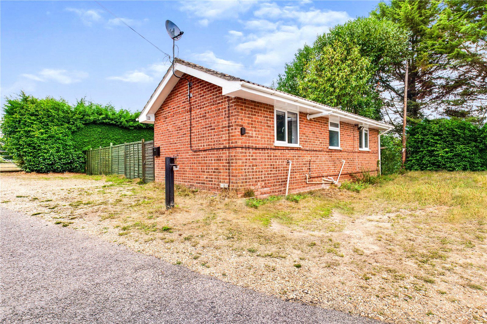 Bungalow to rent in Tidmarsh Lane, Tidmarsh, Reading, Berkshire RG8