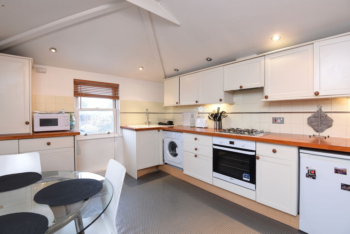 2 bed flat to rent in Kingston Hill, Kingston Upon Thames KT2 Zoopla