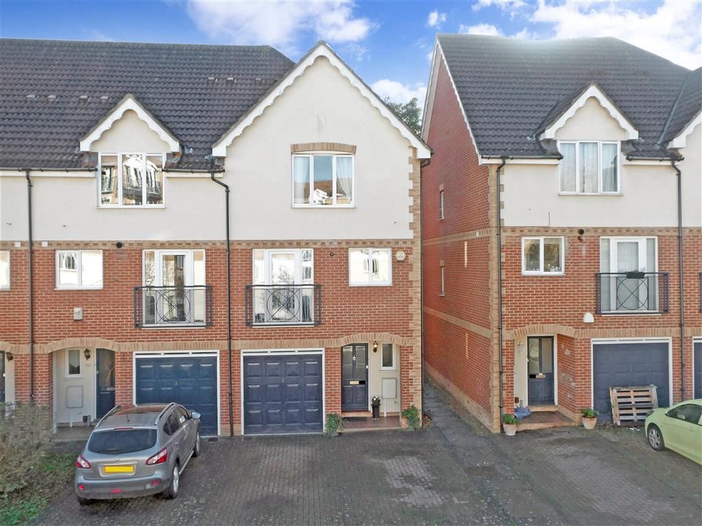 4 bed end terrace house for sale in Keating Close, Rochester, Kent ME1