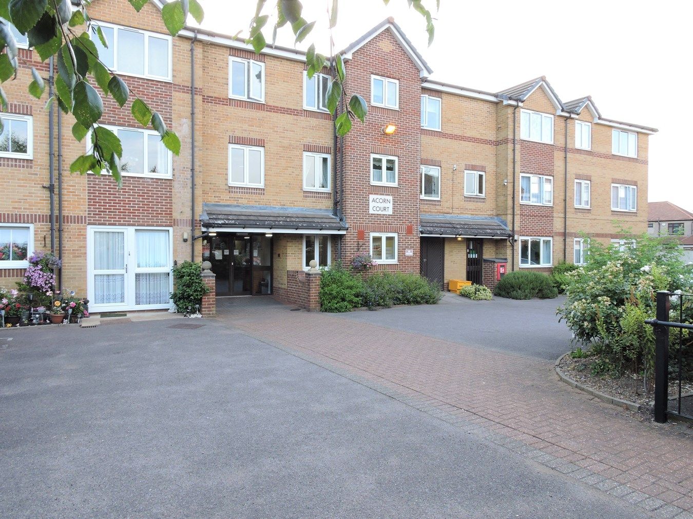 2 bed property for sale in High Street, Waltham Cross, Hertfordshire EN8 Zoopla