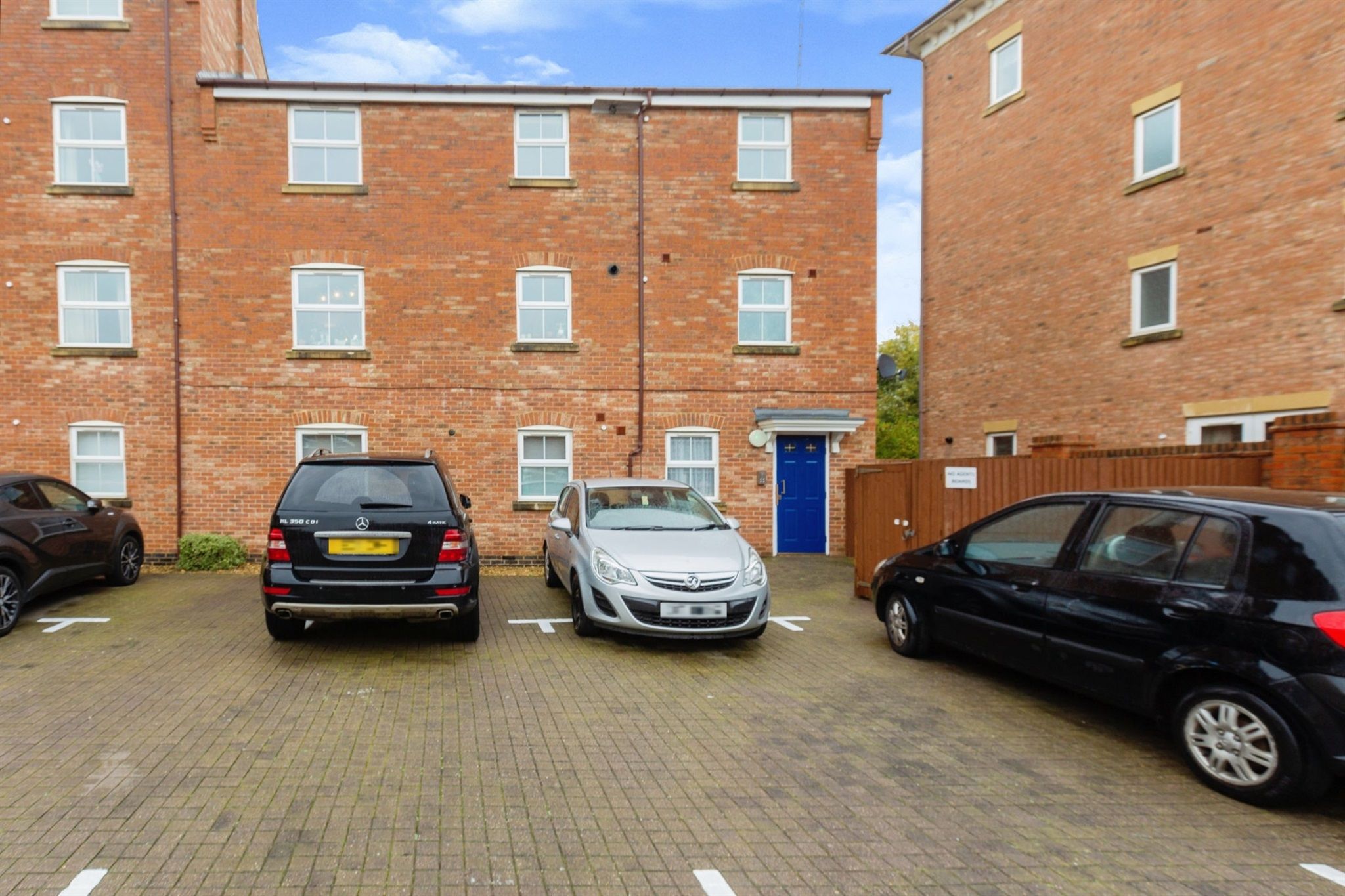 2 bed flat for sale in Crowell Mews, Aylesbury HP19 Zoopla