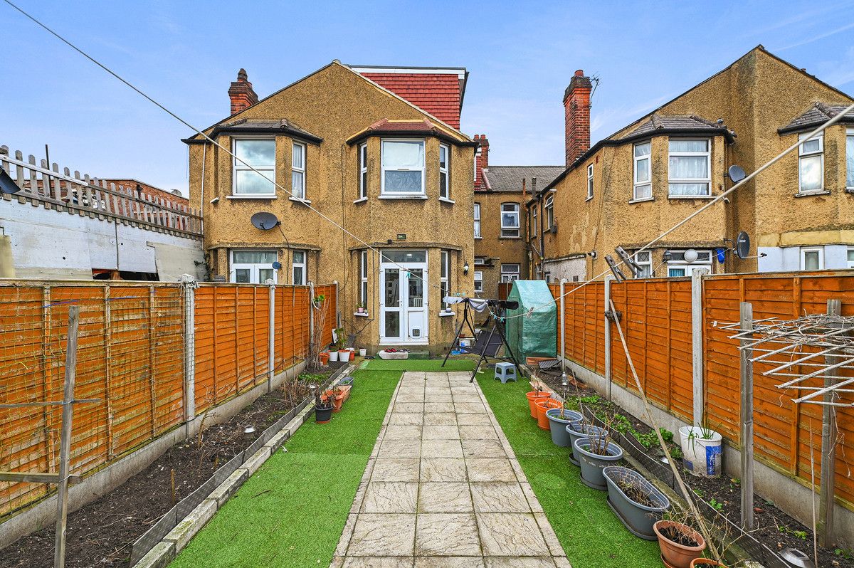 8 bed terraced house for sale in Hampton Road, Ilford IG1 Zoopla