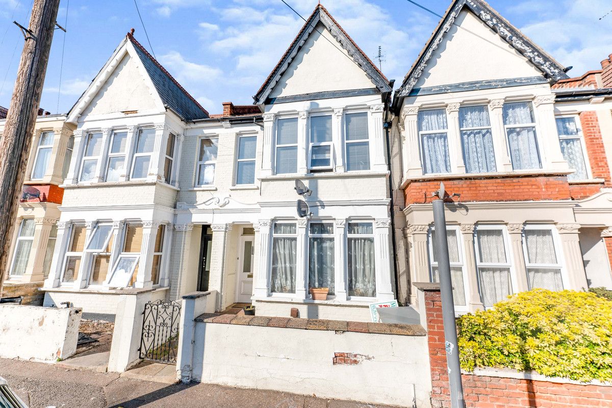 2 bed flat for sale in Burdett Avenue, WestcliffOnSea SS0 Zoopla