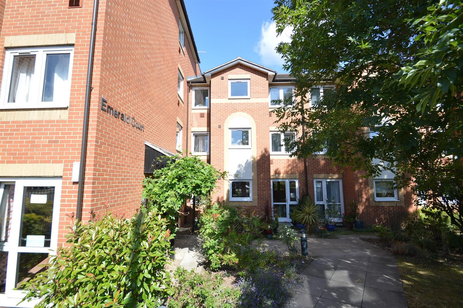 1 bed flat for sale in Brighton Road, Coulsdon CR5 Zoopla