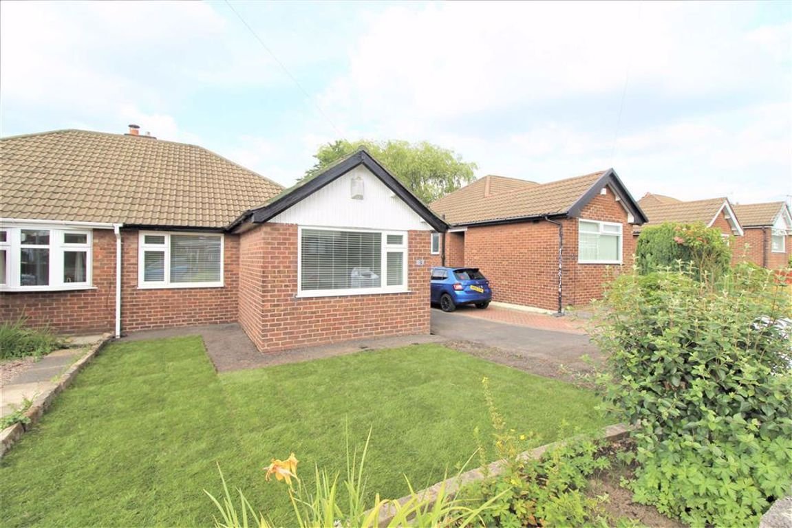 2 bed semidetached bungalow to rent in Savernake Road, Woodley