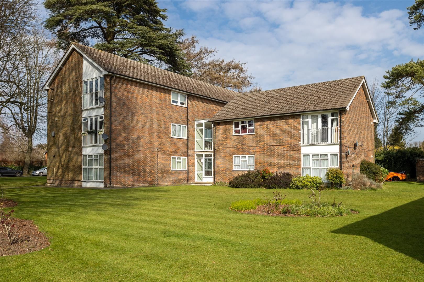 2 bed flat for sale in Courtlands Crescent, Banstead SM7 Zoopla