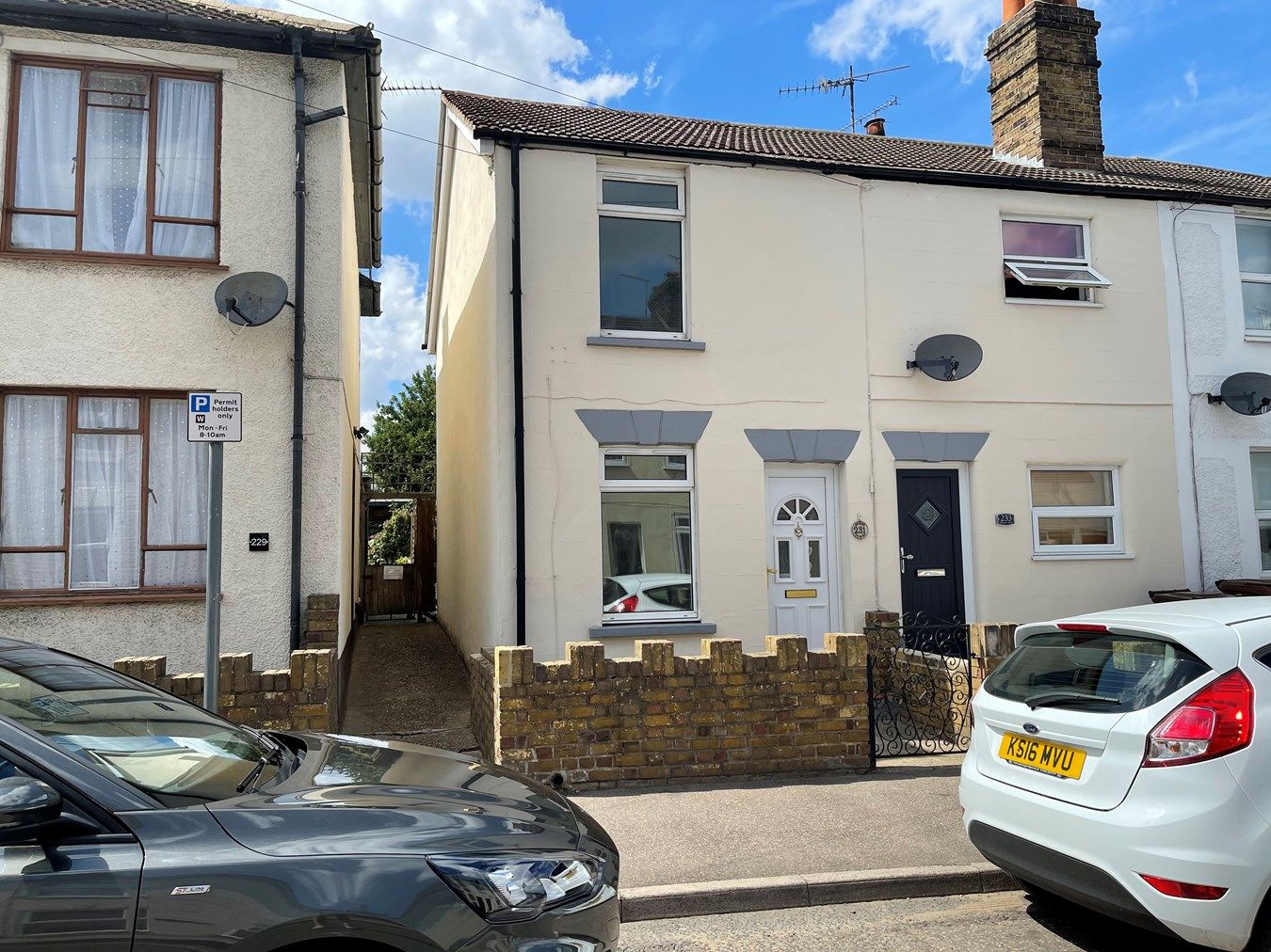 2 bed end terrace house for sale in Station Road, Rainham, Gillingham
