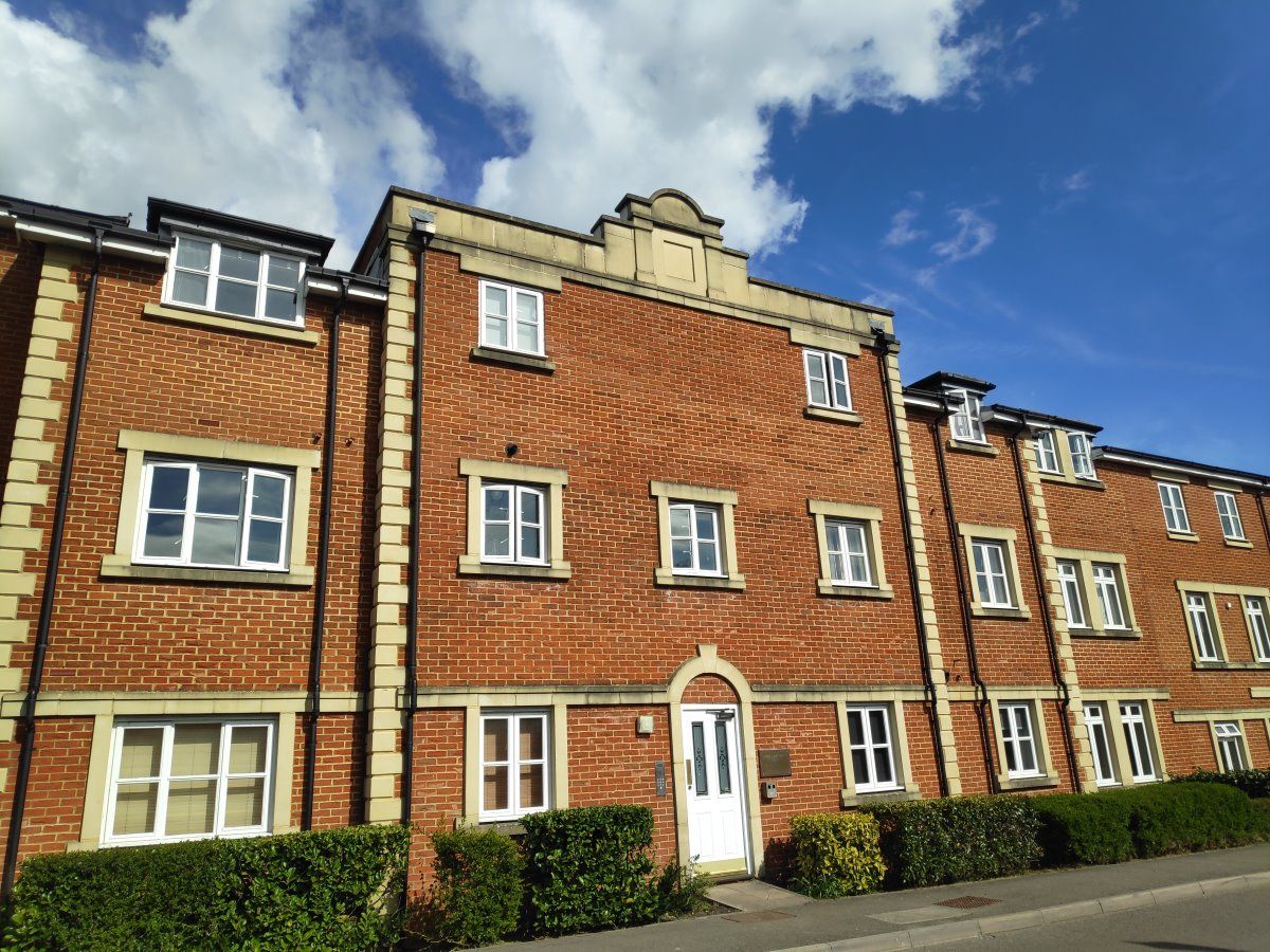 2 bed flat to rent in Royal Earlswood Park, Redhill RH1 Zoopla
