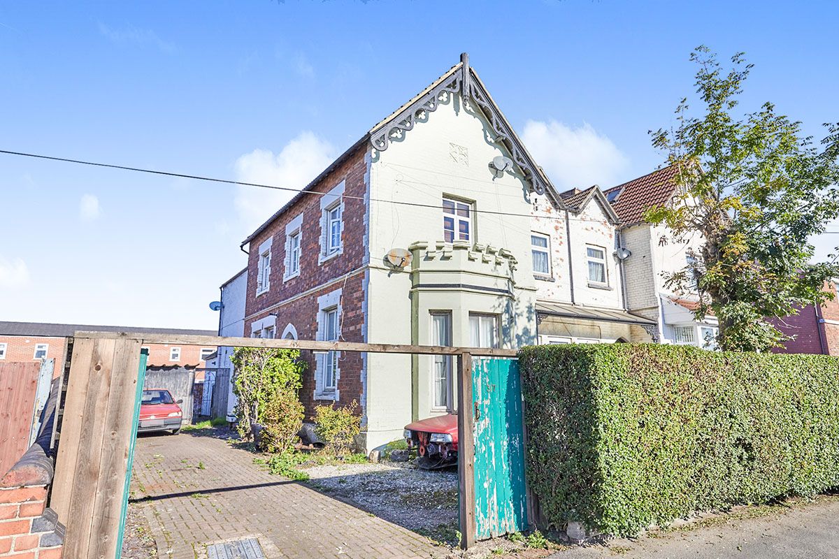 5 bed semidetached house for sale in Derby Road, BurtonOnTrent