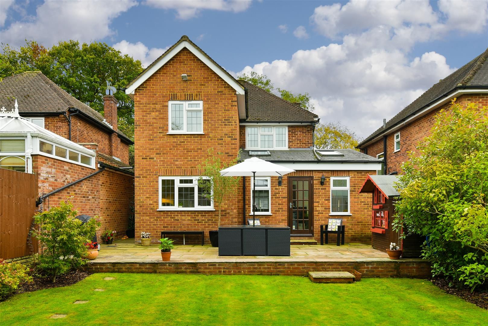 4 bed detached house to rent in Hillford Place, Salfords, Redhill RH1