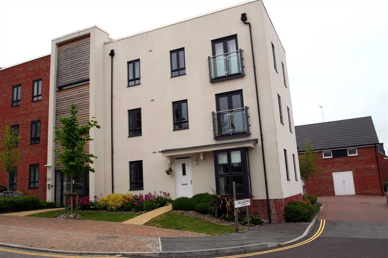 2 bed flat to rent in Sinclair Drive, Town Centre, Basingstoke, Hants