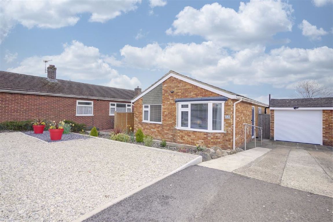 3 bed detached bungalow for sale in Manor Park Road, Hailsham BN27 Zoopla