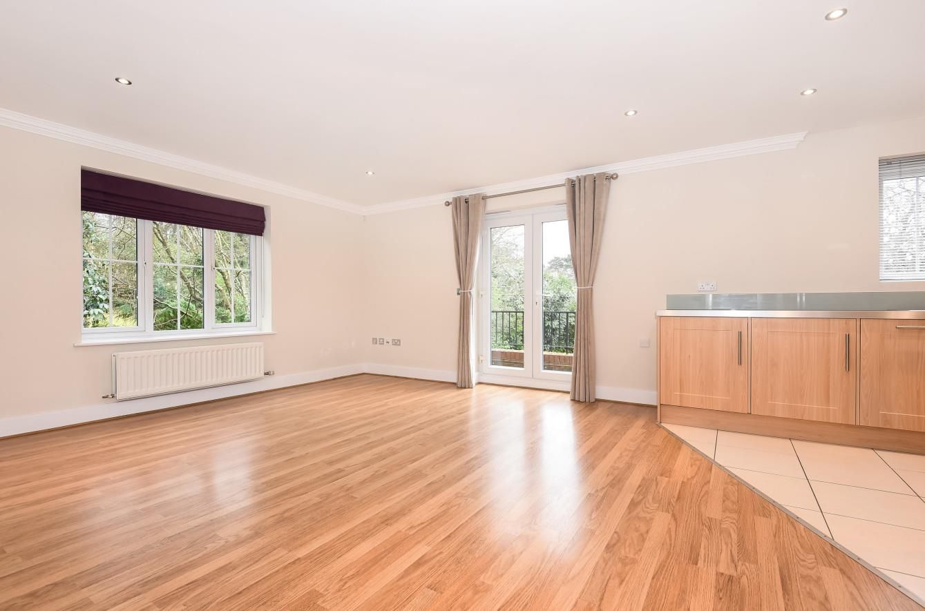 2 bed flat to rent in Fairways House, London Road, Sunningdale, Ascot