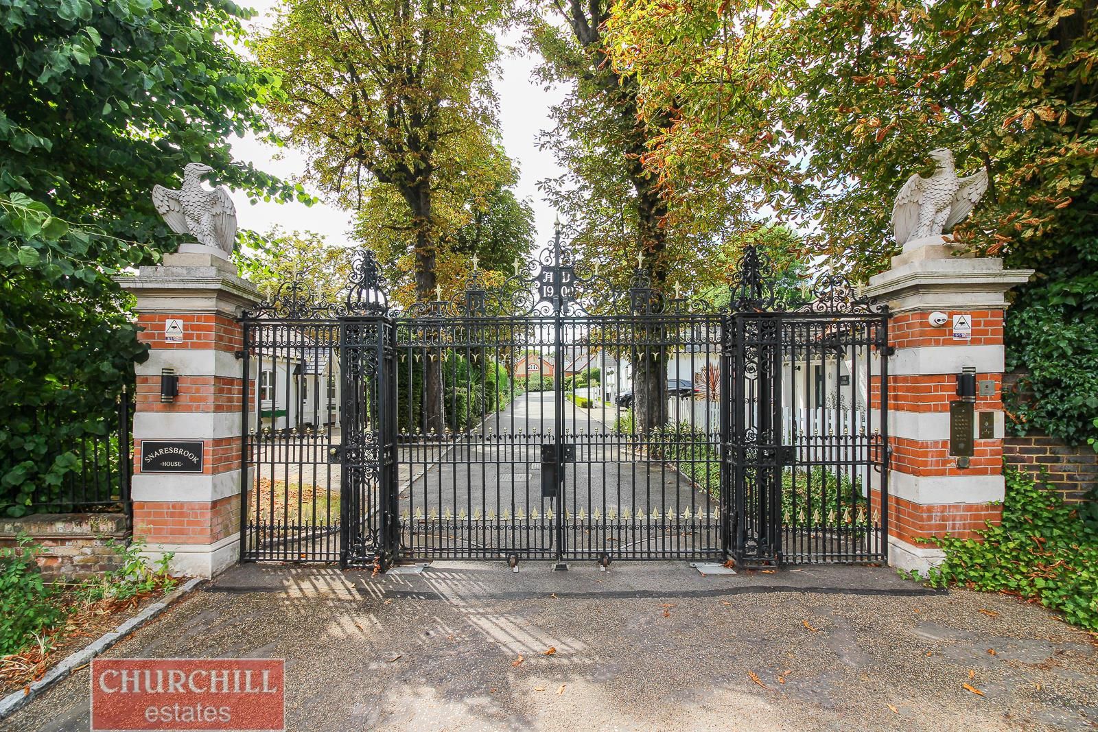 3 bed semidetached house for sale in Woodford Road, London E18 Zoopla