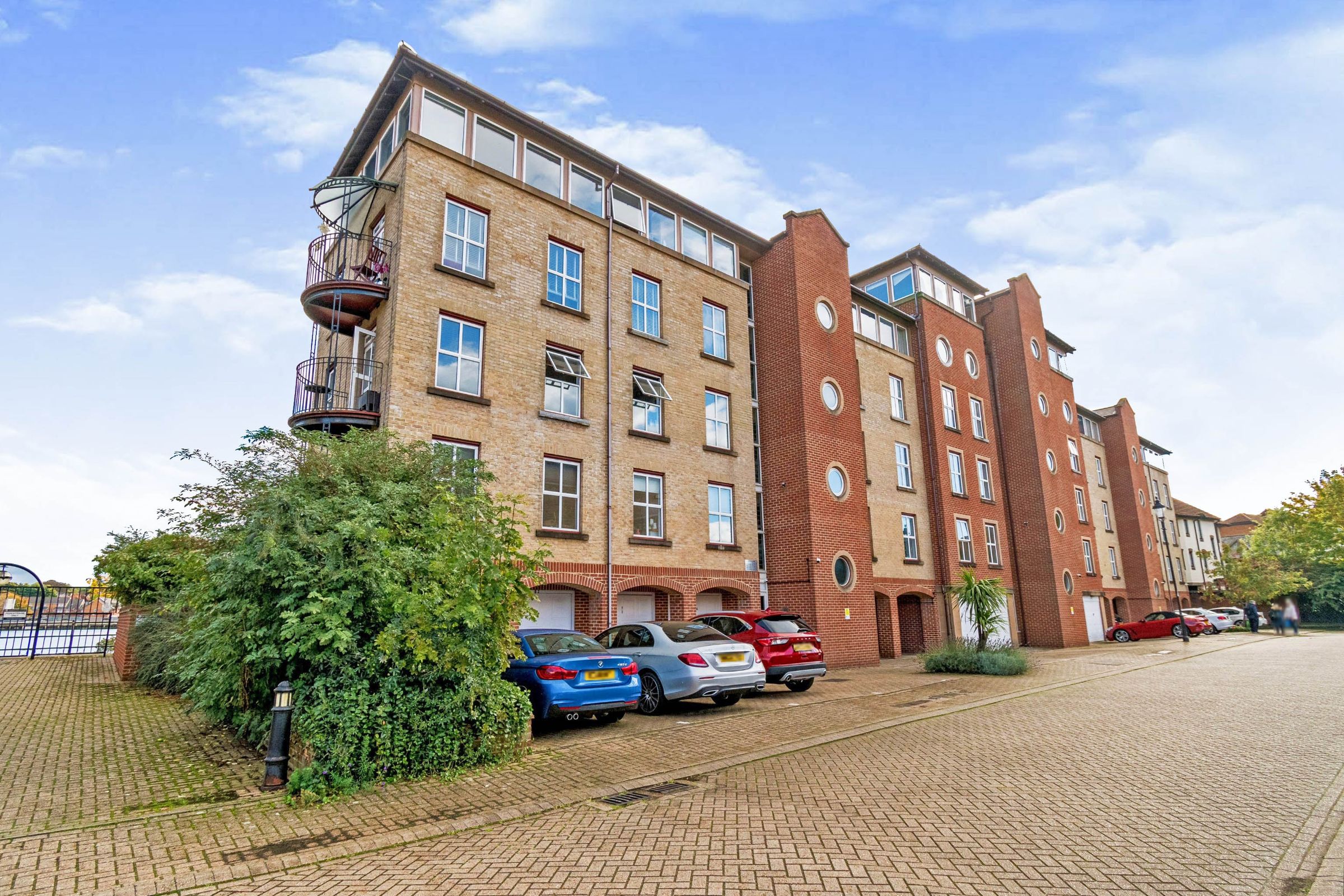 2 bed flat for sale in Andes Close, Ocean Village, Southampton