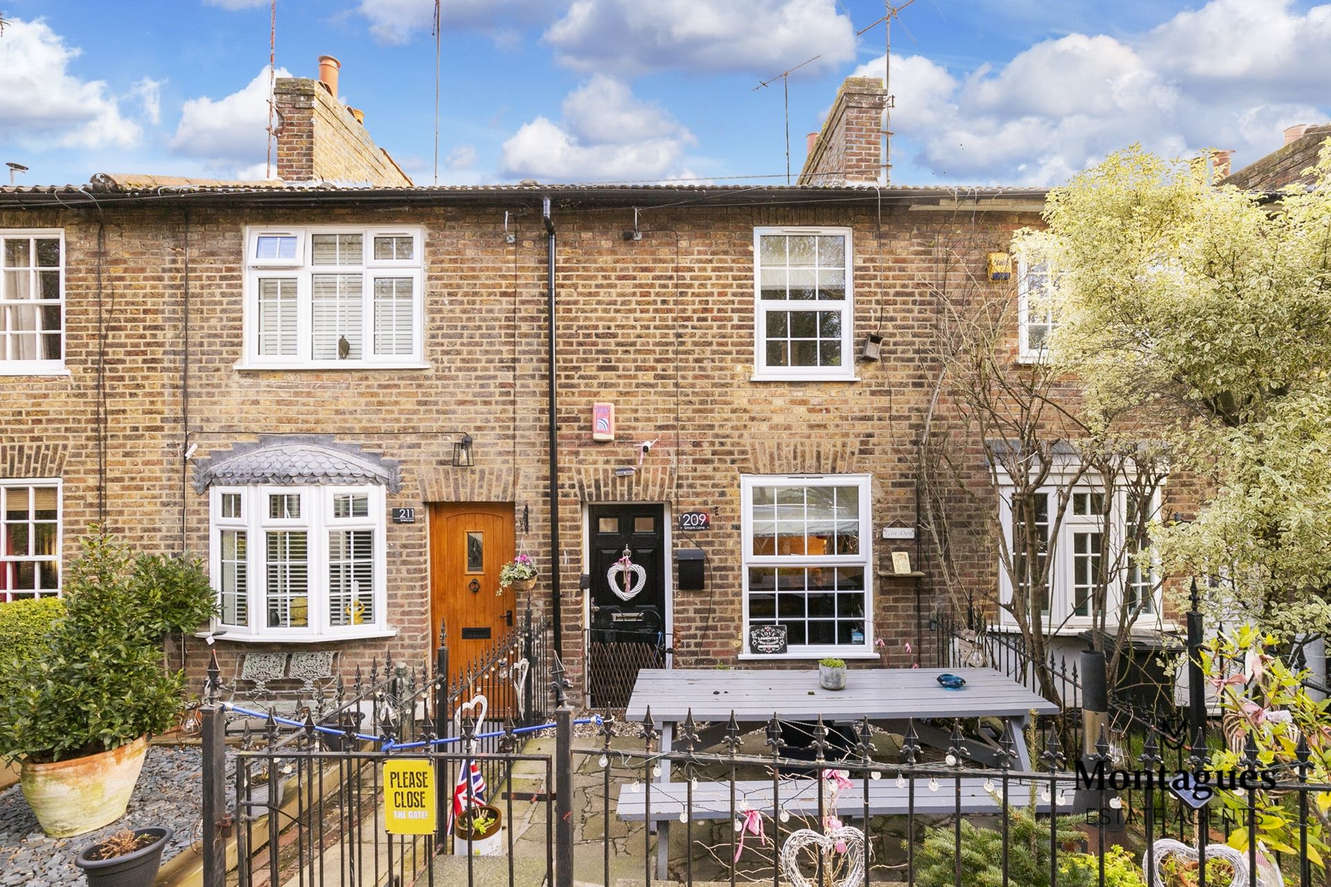 2 bed cottage for sale in Smarts Lane, Loughton IG10 Zoopla
