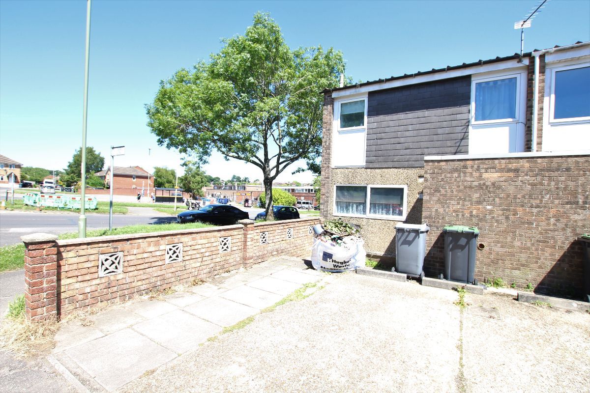 3 bed end terrace house for sale in Blackbird Close, Cowplain