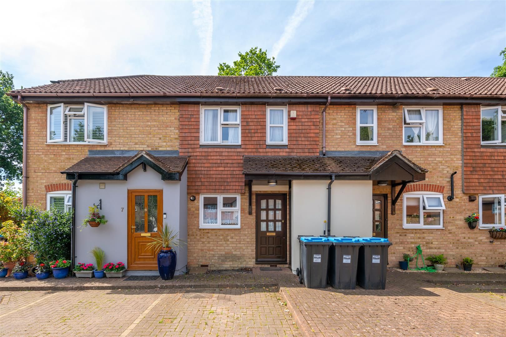 2 bed terraced house to rent in The Woodlands, Smallfield, Horley RH6