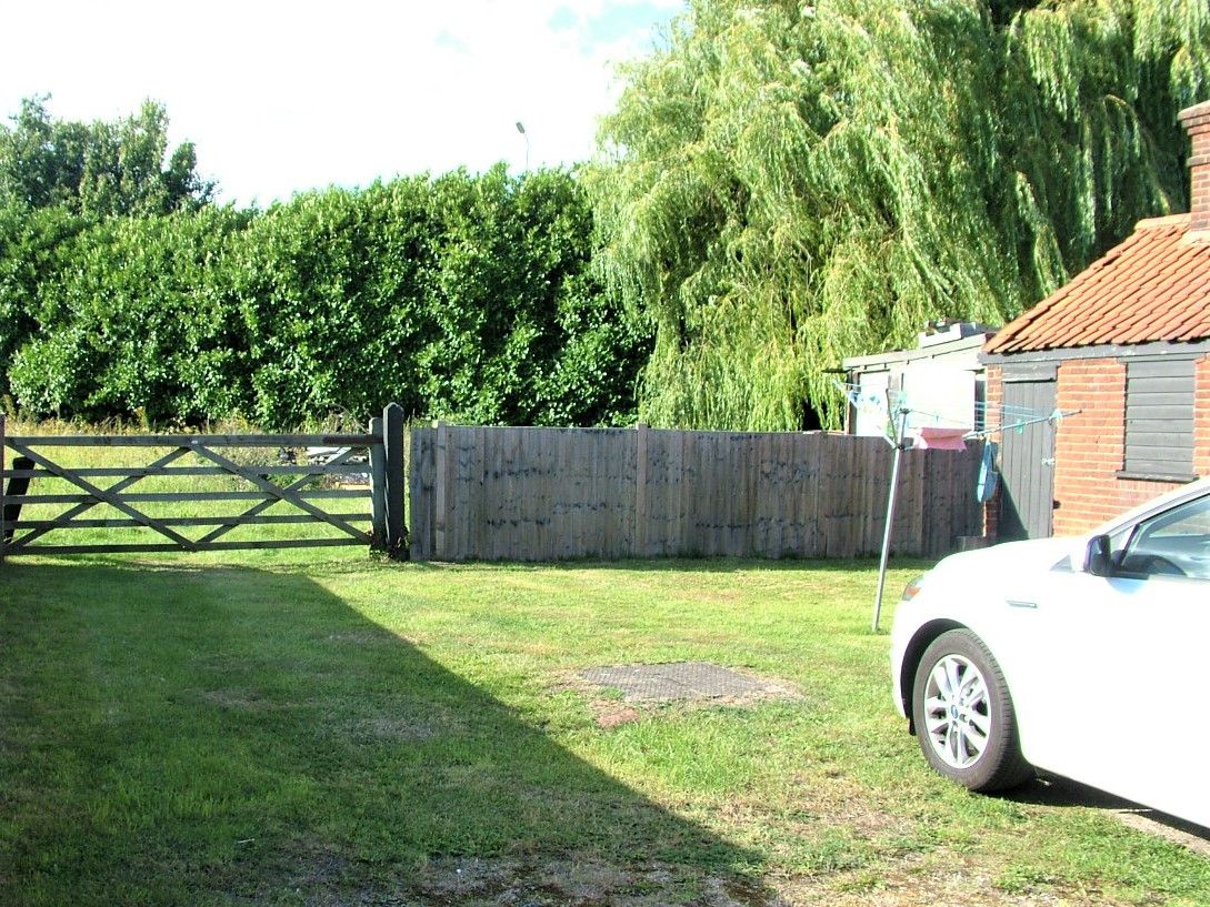Studio to rent in bs Cottages, Main Road, Ingatestone, Essex CM49Hx