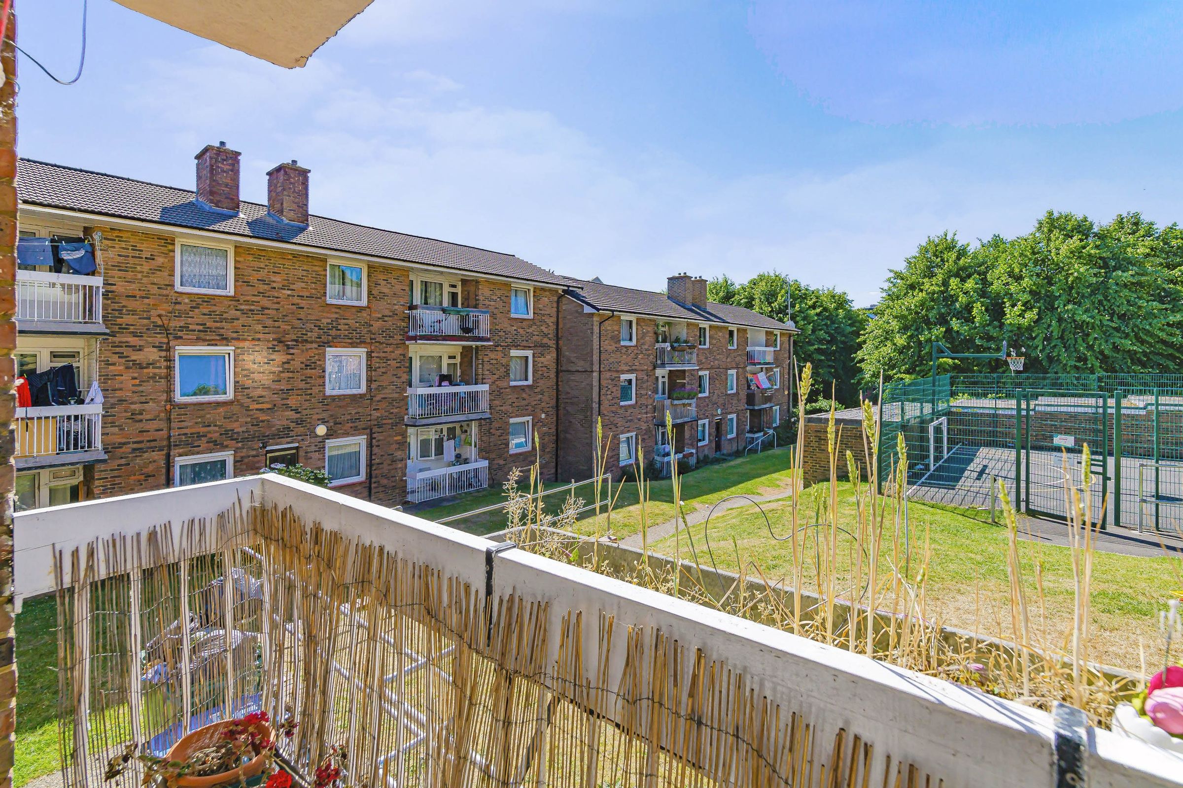 2 bed flat for sale in Carrington Close, Redhill RH1 Zoopla