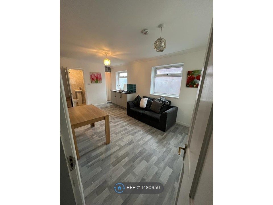 Studio to rent in The Gardens, Feltham TW14 Zoopla