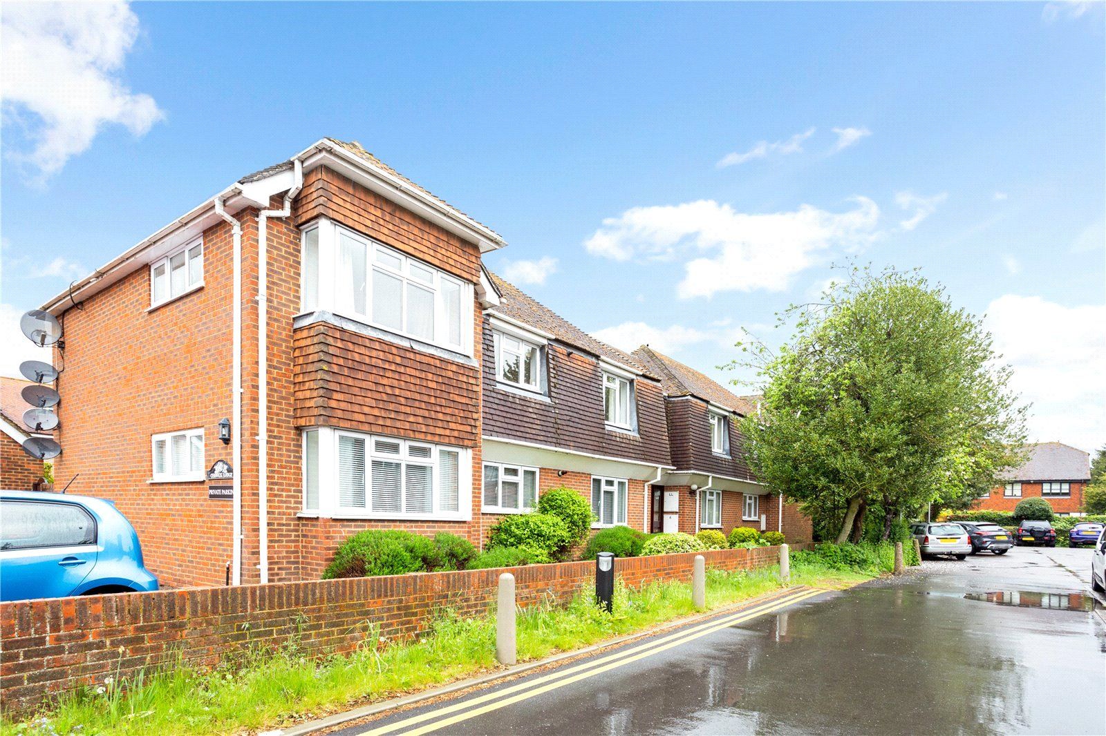 2 bed flat to rent in Chiswick Lodge, Liston Road, Marlow