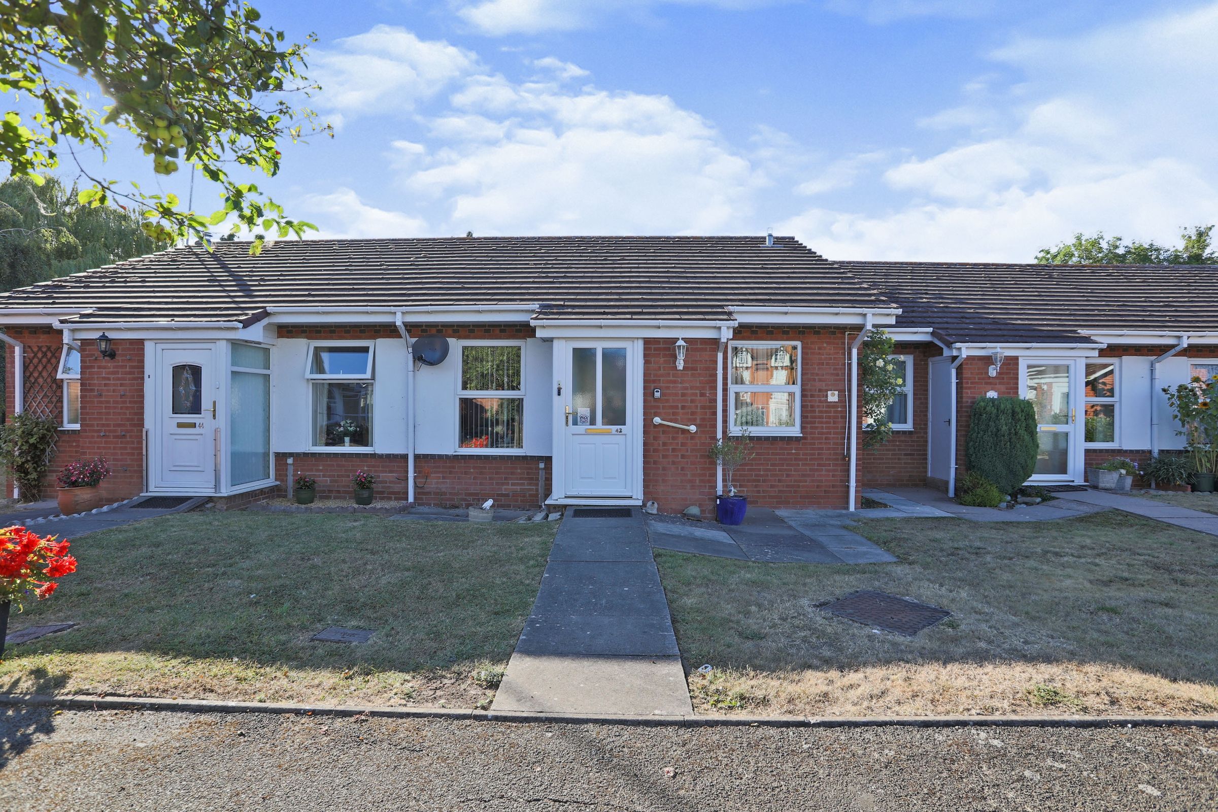 2 bed bungalow for sale in Burford Gardens, Evesham, Worcestershire